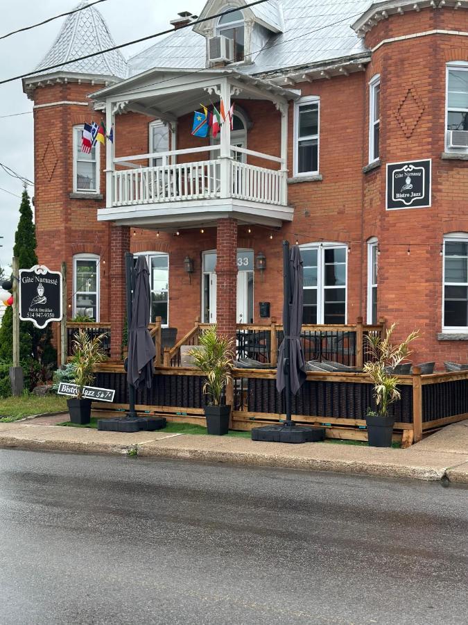 Auberge Et Bistro Namaste Lachute Eksteriør bilde